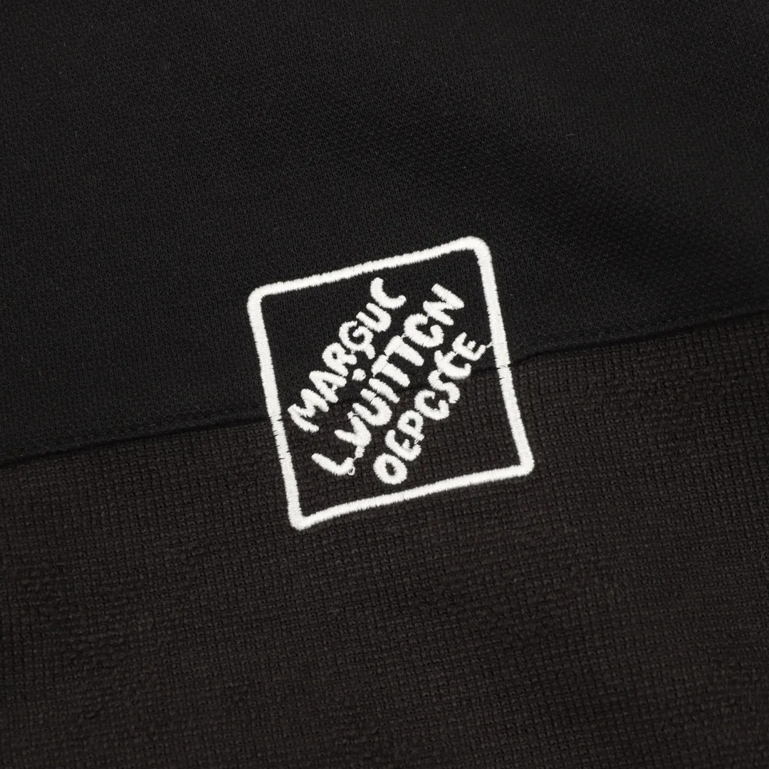 🅿️380 Louis Vuitton/Louis Vuitton patchwork embroidered lapel long-sleeved polo shirt made of customized fabrics. DuPont's Sorona material is added, which has good skin-friendliness, long-lasting antibacterial, anti-mite, and is more washable. The cotton thread has been repeatedly processed to remove inferior coarse fibers and impurities, leaving only high-quality cotton fibers, making the fabric more advanced and classy. Environmentally friendly polishing enzyme technology gives the fabric a clean appearance and clear texture. Simple and exquisite! Full of sense of ceremony! Simple and luxurious, full of design! It gives people a simple but not boring feeling, creating a low-key and unique personalized fashion! Fine workmanship, compare with the counters! A highly recognizable long-sleeved style with great upper body effect!!! Super versatile! Same style for men and women. Size：S-L